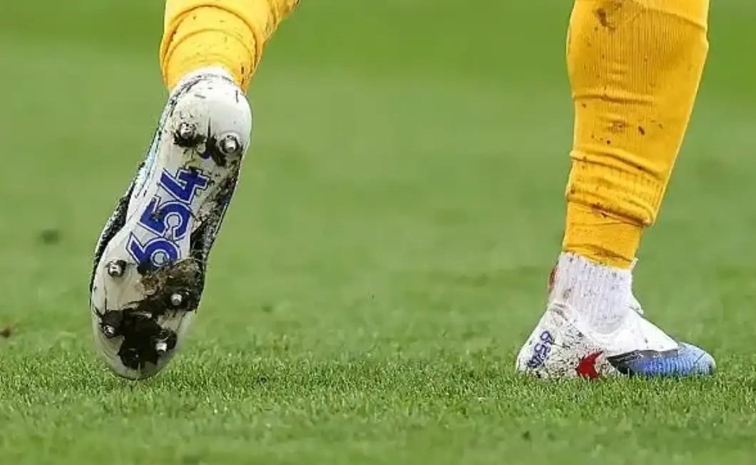 致敬联赛最后一尊大恐龙,他的球员生涯是半部英超历史